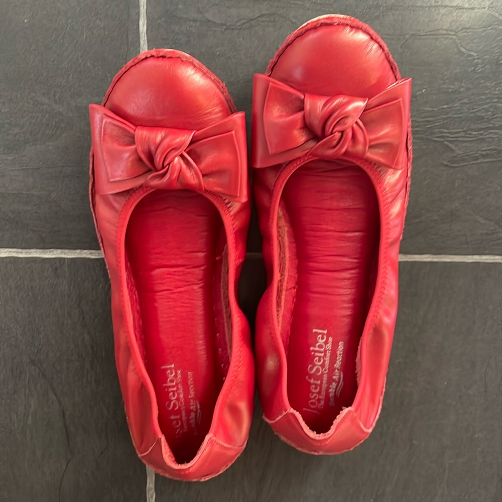 Red bow ballet flats